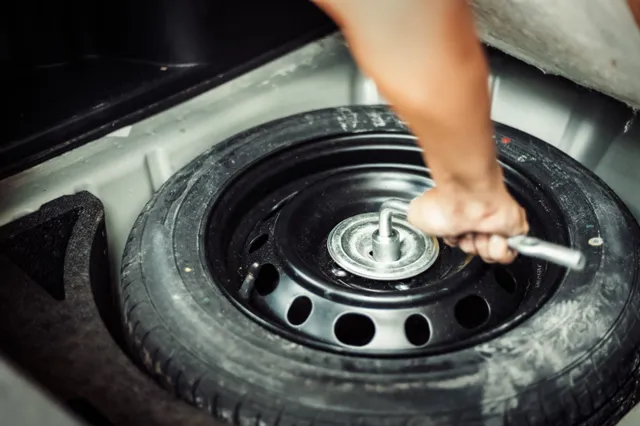 Assurance auto et sécurité : faut-il toujours avoir une roue de secours ?
